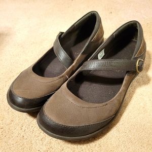 Women's Merrell Brown Mary Jane flats size 9.5